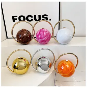 Stijlvolle ronde acryl avondtas met metalen ringhandvat, trendy marmeren tas voor dames.