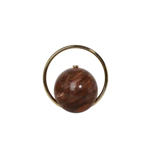 Gedetailleerd overzicht van de bruine acryl avondtas met glanzende bolvorm en gouden metalen greep.