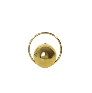 Gouden sferische avondtas met metalen ringhandvat, stijlvol accessoire voor feesten en dagelijks