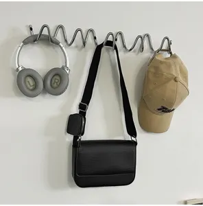 Borsa a tracolla nera in pelle PU dettaglio, con finitura testurizzata e tracolla larga.