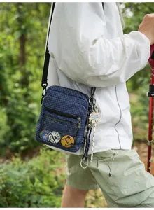 Detailansicht der blauen karierten Umhängetasche, Nylondesign mit transparenter Tasche.