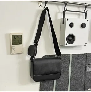 Borsa a tracolla minimalista in pelle PU nera con tracolla larga e mini tasca per commuting.