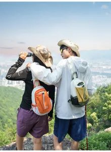 Λεπτομέρεια σακιδίου outdoor με αδιάβροχο ύφασμα, ρυθμιζόμενο λουράκι και σχέδιο.