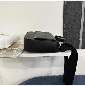 Borsa a tracolla nera in PU per uomo e donna, borsa casual minimalista pratica ed elegante.