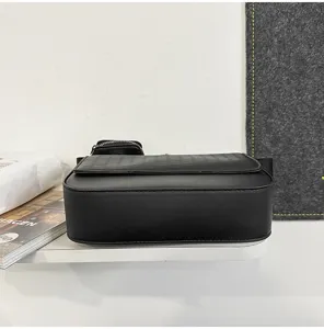 Dettaglio borsa a tracolla in pelle PU nera, piccola borsa messenger stile moto vintage per lavoro.