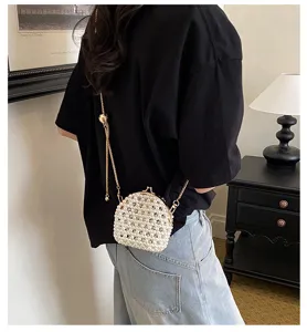 Bolso cruzado de perlas con cierre de broche mujer moda elegante detalle de bolso chic