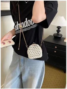 Bolso cruzado de perlas de moda con cadena dorada y cierre de beso para mujeres elegantes.