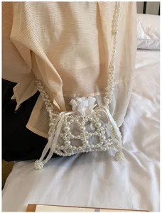 Detailaufnahme der exquisiten Perlen-Eimer-Tasche mit elegantem Netz und feinem Kordelzug.