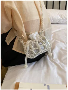 Detailaufnahme der Perlen-Eimer-Tasche mit filigranem Perlenmuster und Kordelzug.
