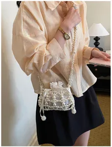 Detailansicht einer eleganten weißen Perlen Eimer Tasche, stilvolle Damen Schultertasche.