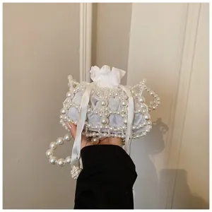 Erhöhen Sie Ihren Stil mit dieser filigranen Perlen-Perlen-Eimer-Tasche mit feinem Detail.