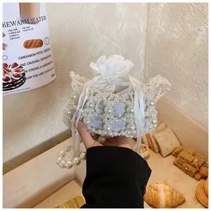 Nahaufnahme der eleganten perlenbesetzten Beuteltasche mit weißem Kordelzug-Futter.