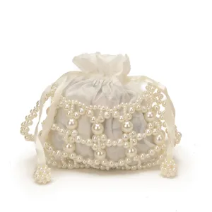 Exquisites Detail der weißen Perlen-Eimer-Tasche, elegantes gewebtes Perlennetz-Design.