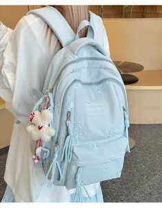 Zaino da studente in stile college azzurro chiaro con ricamo delicato e simpatico ciondolo orsetto.
