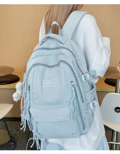Vista dettagliata dello zaino per studenti azzurro con ricamo carino e grande scomparto.
