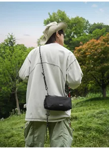 Vista detallada del bolso cruzado a cuadros ligero usado al aire libre, estilo moderno.