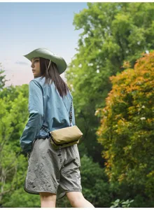 Detalles de la bolsa bandolera ligera de cuadros, ideal para actividades al aire libre.