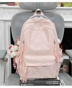Vista dettagliata dello zaino scolastico rosa in stile campus ricamato di grande capacità.