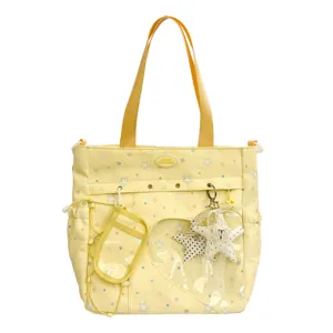 Bolso tote de lona amarillo con estampado de estrellas y ventana de corazon con dijes