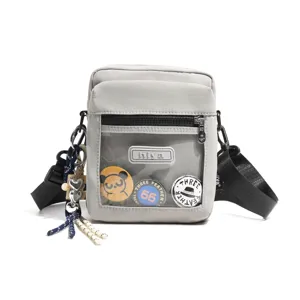 Graue Nylon Taktische Umhängetasche Handytasche mit transparenter Vordertasche und süßen Pins.