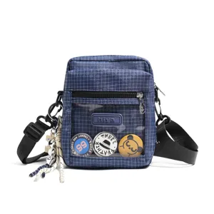 Blaues Karomuster Nylon Umhängetasche Detail mit Sichtfenster und coolen Pins Streetwear