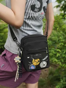 Schwarze Nylon Umhängetasche mit Sichtfenster, lässige Schultertasche für den Alltag.