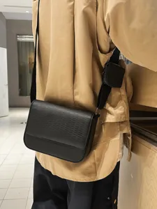 Borsa a tracolla nera in PU alla moda con trama orizzontale e mini tasca per uso quotidiano.