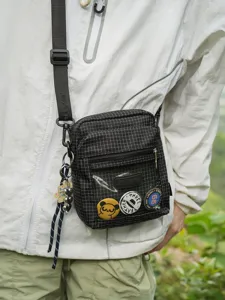 Schwarze Gitter Nylon Umhängetasche Hauptansicht, trendige Utility Schultertasche für Alltag.