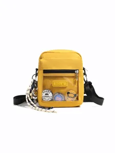 Gelbe Nylon Umhängetasche mit transparenter Tasche und Pins, coole Streetwear Schultertasche.