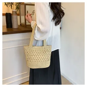 Sac cabas tressé en paille minimaliste pour femme, sac d'épaule élégant pour la plage.