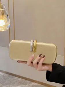 Elegante borsa da sera rigida da donna con dettaglio di chiusura a doppio anello.