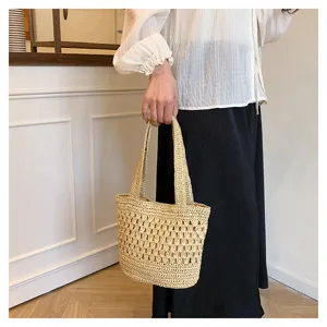Sac cabas en paille tressée creuse fait main minimaliste, sac porté épaule chic pour plage.