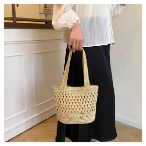Sac cabas en paille tressée fait main pour femmes, sac d'épaule stylé pour les vacances.
