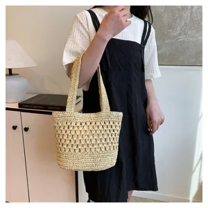 Vue détaillée du sac cabas en paille tissée, scène de sac d'épaule d'été de plage décontracté.