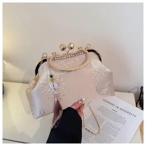 Borsa da sera ricamata in stile cinese vintage con montatura dorata e nappina dettaglio.