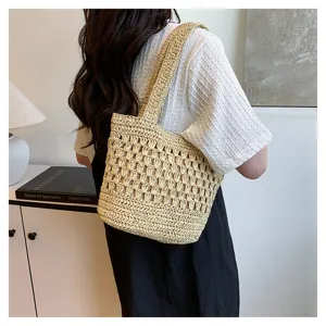 Sac cabas creux tissé en paille fait main pour femmes, sac d'épaule élégant pour vacances.