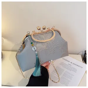 Borsa da sera in stile cinese vintage ricamata con catena e ciondolo a nappa elegante