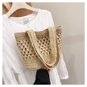 Sac cabas en paille ajouré fait main pour femme, sac porté épaule idéal pour la plage.
