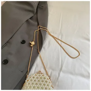 Mini bolso cruzado de perlas con cadena dorada, elegante diseño de cierre de beso para mujeres.