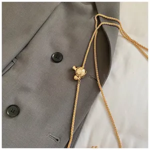 Cadena dorada con colgante Mickey acolchado, accesorio de bolso elegante para uso diario.