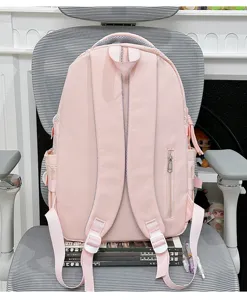 Vista dettagliata della parte posteriore dello zaino scolastico rosa con spallacci e tasca.
