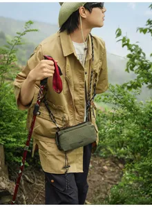 Bolso cruzado de cuadros informal en detalle, accesorio ligero para aire libre.