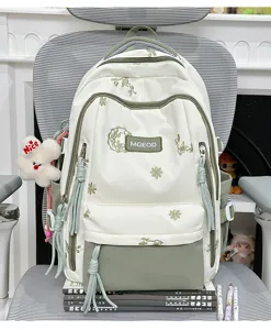 Primo piano dettagliato dello zaino in tela ricamato in stile cinese con comode tasche multiple.