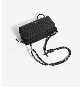 Bolso cruzado a cuadros negro con correa de cuerda gruesa, diseño casual y ligero diario.