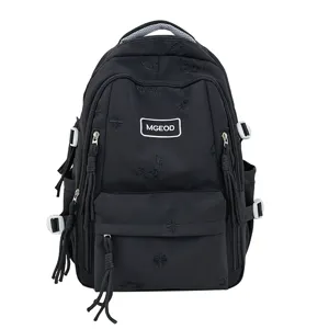 Zaino scolastico nero classico con dettagli di ricamo intricati e grande capacità capiente.