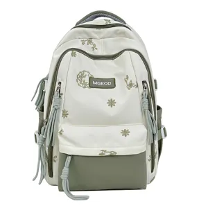 Vista dettagliata dello zaino in stile college alla moda con fiori ricamati in bianco e verde.