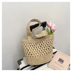 Sac cabas creux tissé à la main pour femme, sac bandoulière de plage en paille chic.