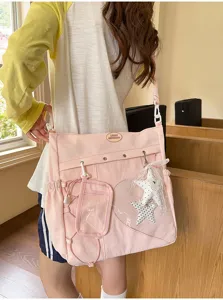 Bolso bandolera de lona rosa grande estilo dulce japonés con varios bolsillos y dijes de estrella.