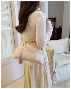Elegante borsa da sera retrò ricamata con chiusura metallica e catena per donne dettaglio.