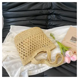 Vue détaillée d'un sac cabas creux tissé en paille fait main, sac d'épaule de plage.